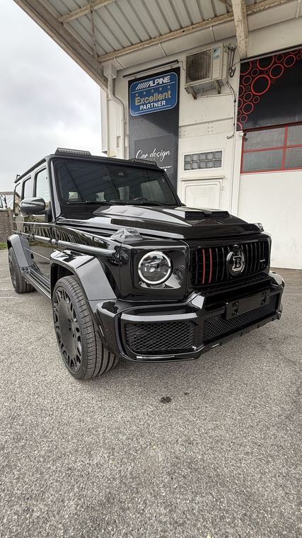Le G63 BRABUS, trois-quarts avant, calandre à logo B et filets rouges
