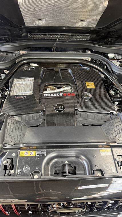 Couvre-moteur en place