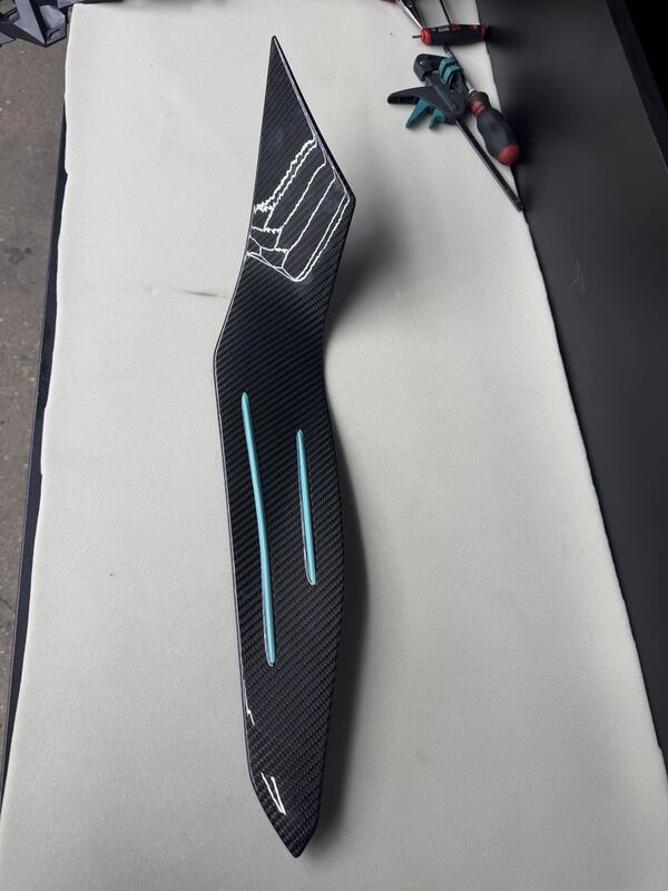Flanc carbone brillant à filets Bleu Tifany