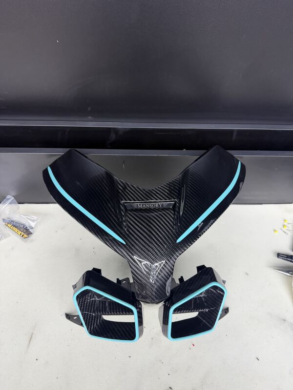 Masque avant carbone brillant