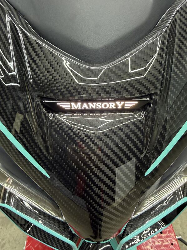 Masque avant carbone brillant, logo MANSORY