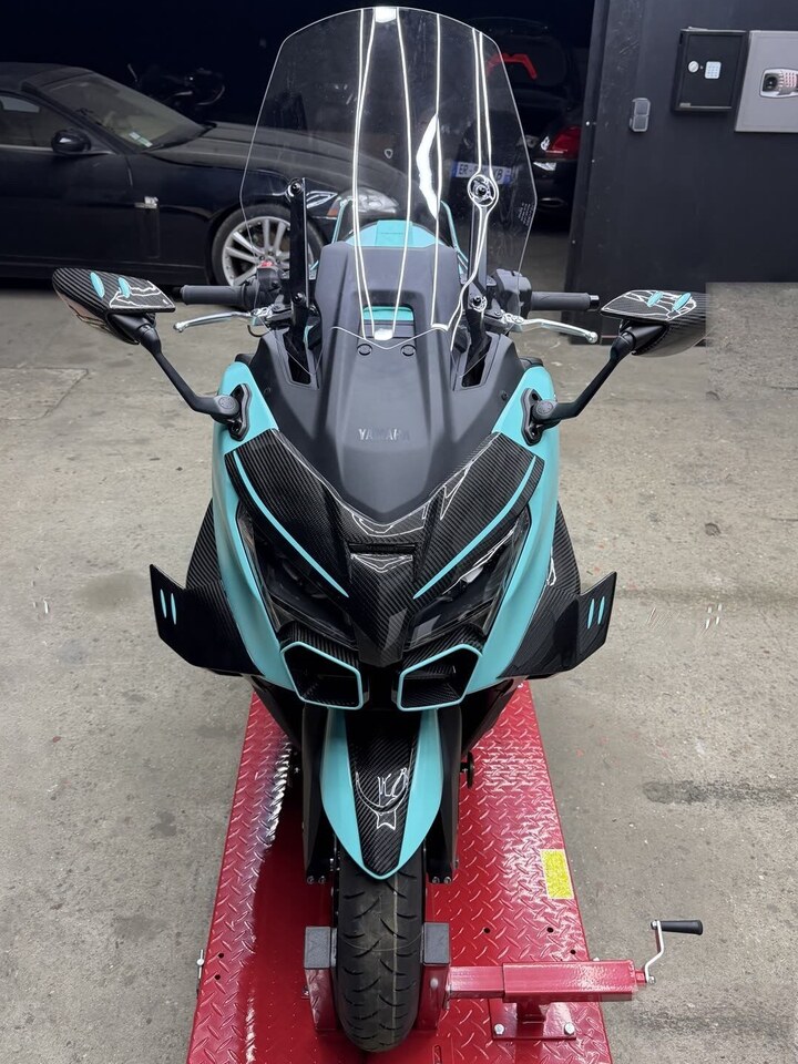 Le T-MAX terminé vu de face, bulle haute, Bleu Tifany et carbone brillant