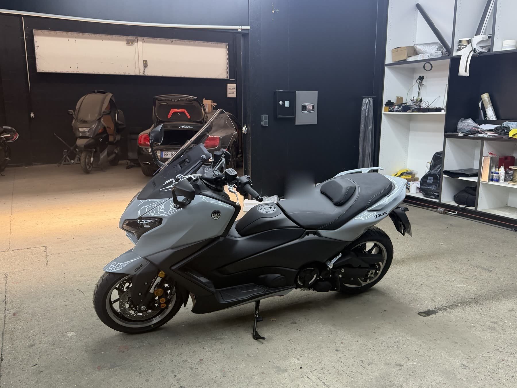 Le T-MAX de série, coloris Ceramic Grey et noir mat